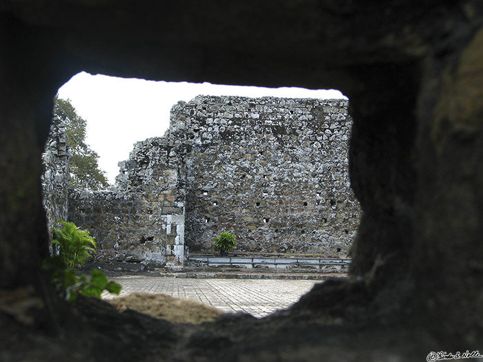 CostaRica_20100316_112402_038_S.jpg - Well, not exactly a keyhole, but a hole in the wall of the old fort, through which you can see objects on the other side of the courtyard.  Panama City, Panama.