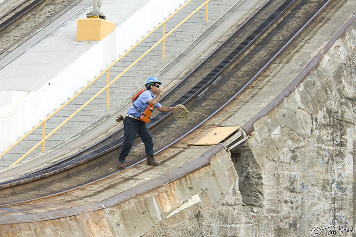 CostaRica_20100318_162710_952_2X.jpg - A line-handler tosses the line to carry the cable for the next lock.  There canal has three locks on both the Pacific and Caribbean sides.  Panama Canal.