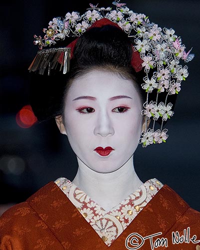 Japan_20080411_052144_490_2X.jpg - A true geisha on the street of Gion, Kyoto Japan.