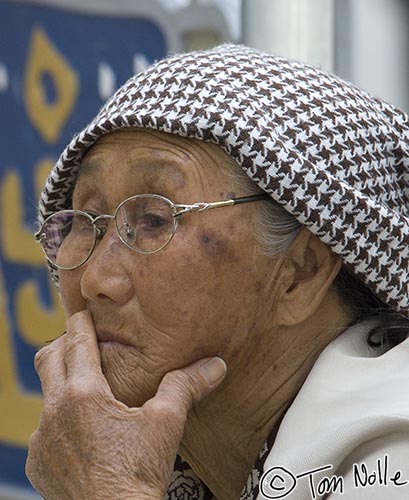 Japan_20080420_012124_634_2X.jpg - Nobody but this old woman knows what she's waiting for at the market in Kyongju South Korea