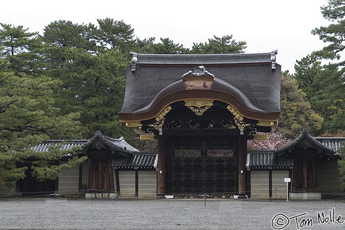 Japan_20080409_204402_937_20.jpg - One of the secondary gates of the Imperial Palace in Kyoto Japan.