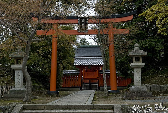 Japan_20080411_004008_078_20.jpg - A Shinto shrine and its Torii in the Buddhist temple of Tenryu-Ji Kyoto Japan.