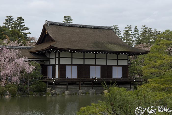 Japan_20080411_224220_183_20.jpg - A small house, perhaps a tea house, in the garden at Heian Jingu Shrine Kyoto Japan.