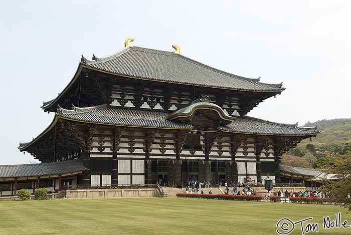 Japan_20080412_210338_297_20.jpg - Largest wooden building in the world and home to Japan's Kegon school of Buddhism.  Todai-Ji Nara Japan