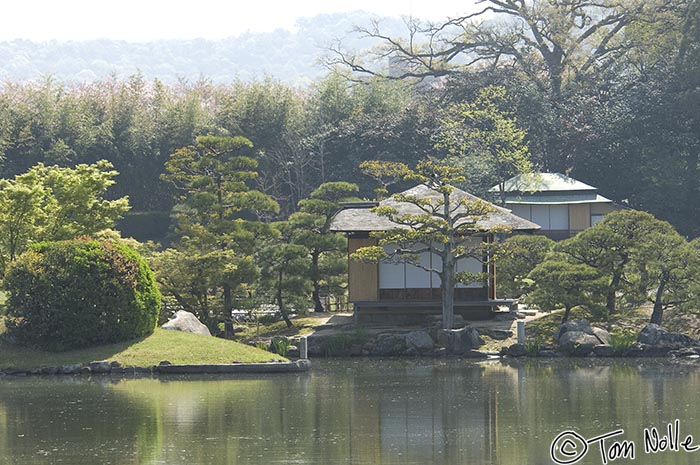 Japan_20080414_204626_800_2X.jpg - A tea house on the edge of a pond in Korakuen gardens, Okayama Japan.