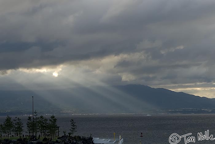 Japan_20080417_175132_034_20.jpg - The sun seems to be coming out, but there are still some very threatening clouds that could presage some rain.  Kagoshima Japan.