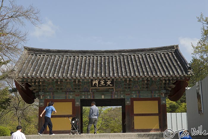 Japan_20080419_203908_240_20.jpg - Bulguksa temple gate, Kyongju South Korea