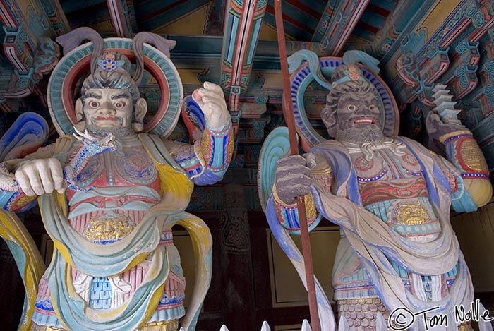 Japan_20080419_204038_244_20.jpg - Two of the wooden statues of Bhuddist gods in Bulguksa temple Kyongju South Korea