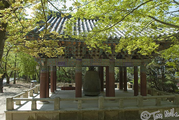 Japan_20080419_212222_271_20.jpg - The massive bell in Bulguksa temple Kyongju South Korea