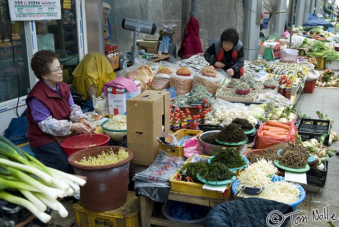 Japan_20080420_010810_334_20.jpg - A woman sells vegetables in the traditional market area of Kyongju South Korea