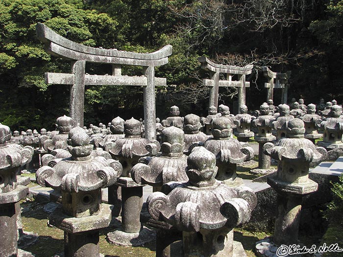 Japan_20080420_211110_374_S.jpg - Stone lanterns and toris stand in a crowded glade in Tokoji gardens Hagi Japan.