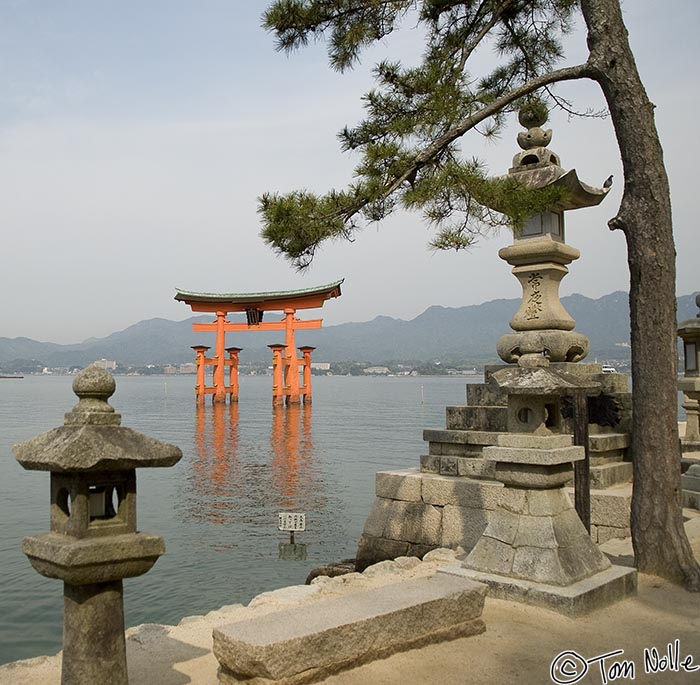 Japan_20080421_201756_533_20.jpg - The floating tori of Itsukushima, Miyajima, Japan.