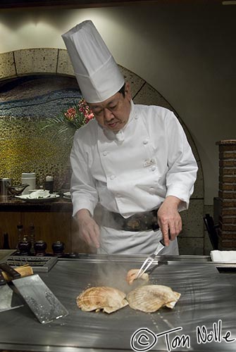 Japan_20080424_041438_132_20.jpg - The flat grill that the chef cooks on is the "teppan", from which comes the name of the cooking style.  Tokyo, Japan.